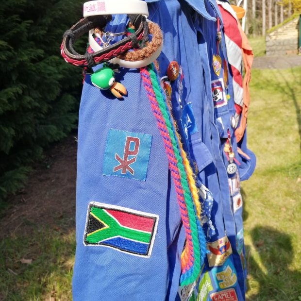 pax christi Het blauwe Pax Christi-schildje komt bovenaan de rechtermouw